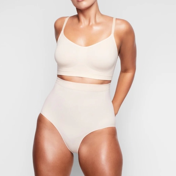 NEW SKIMS‎ Sculpting Mid Waist Brief Sand Size M - Picture 1 of 8